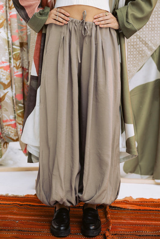 Ivory Edge Pants in Taupe
